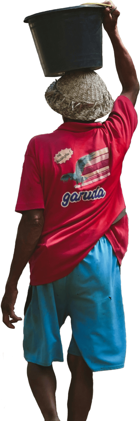 Mann Laeuft In Bali Auf Der Strasse Mit Eimer