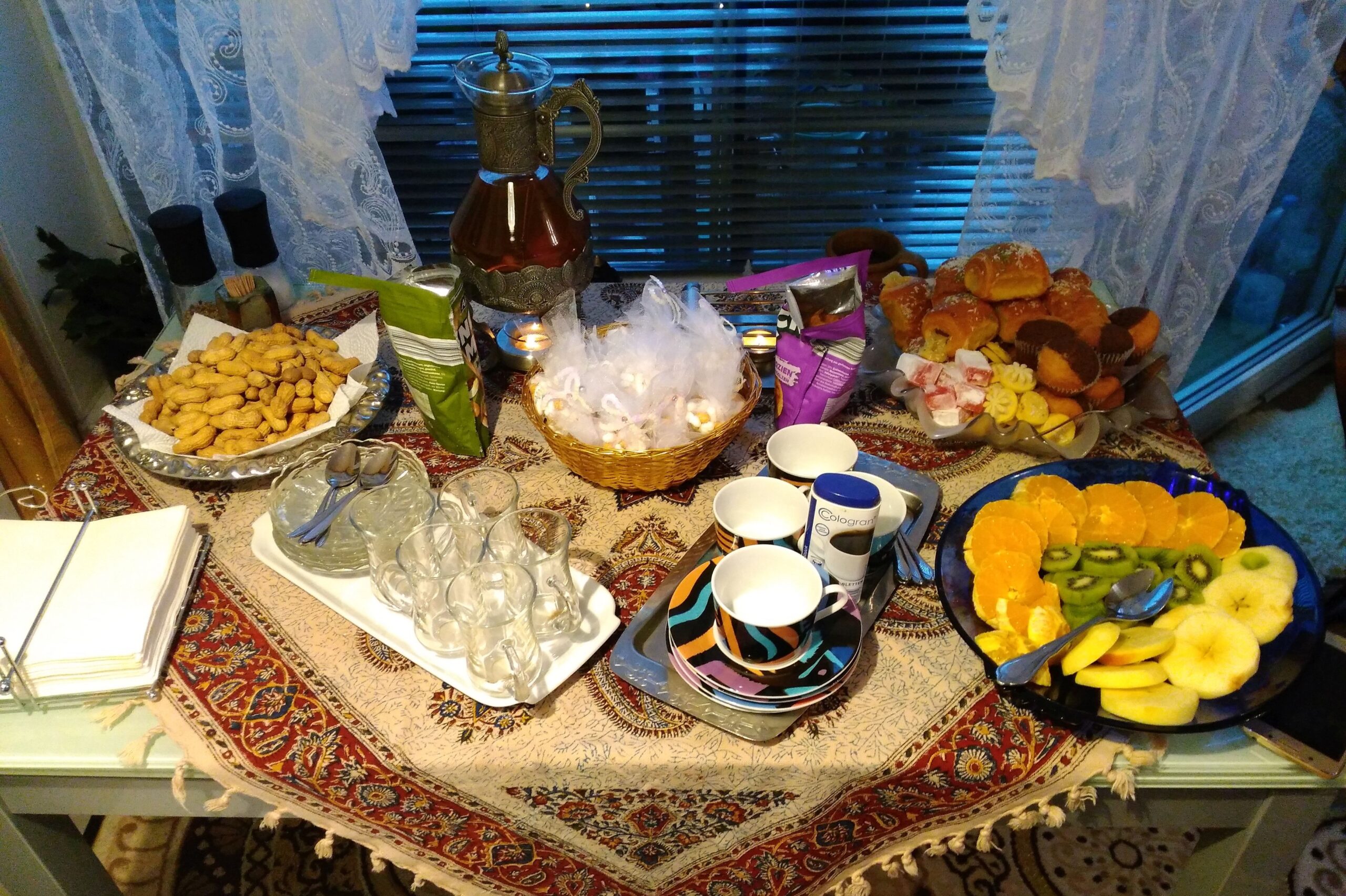 Snacks und leere Teegläser